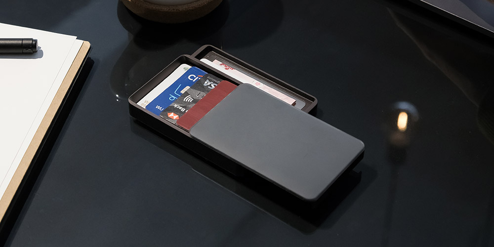 Cashew Smart Wallet with Fingerprint Scanner and Smartphone