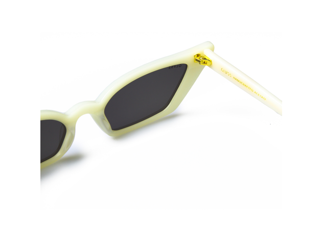 The Flirt Sunglasses White / Smoke