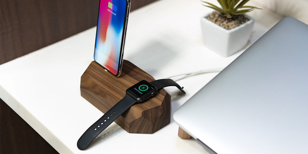 Oakwood iPhone dan Apple Watch Charging Dock, dijual seharga $ 59,99 (diskon 24%)