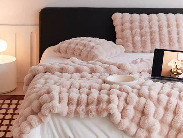 Soft Space Faux Fur Throw Blanket (Pink)