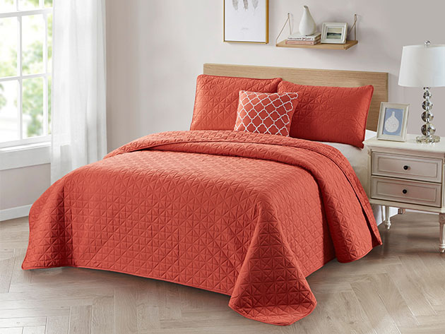 Bibb Home 4-Piece Quilt Set with Embroidered Pillow (Coral)