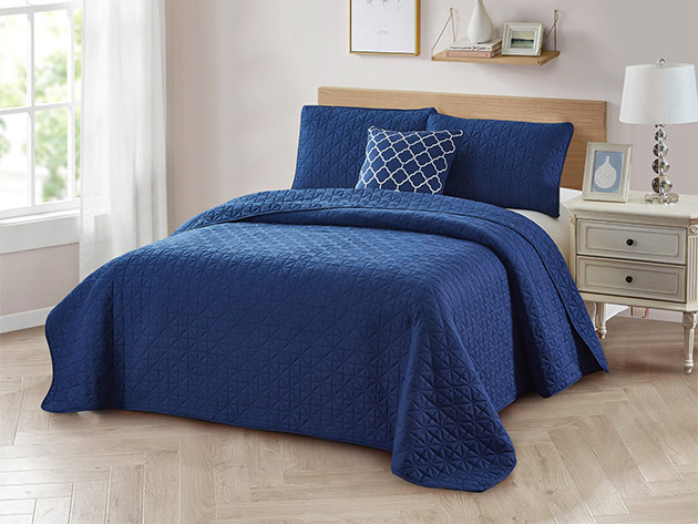 Bibb Home 4-Piece Quilt Set with Embroidered Pillow  (Navy/Full/Queen)
